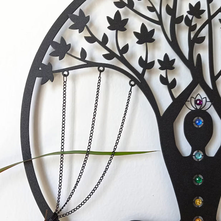 Close-up of the leaf branches, hanging chains and gem accents